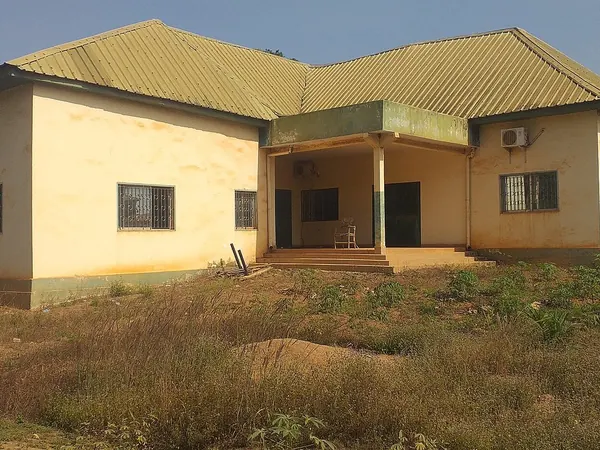 Nzérékoré, agricultural house and surroundings