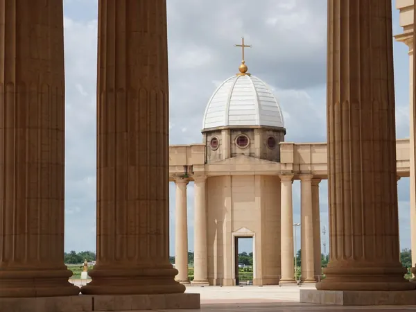 Yamoussoukro, basilica dome framed by the colonnade