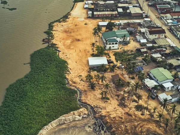 Grand-Bassam from above, between the lagoon and the sea