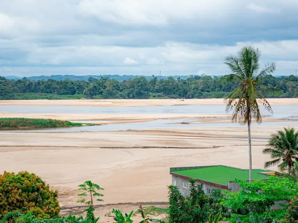 The Ogooué River in the dry season (Moyen-Ogooué, Gabon)