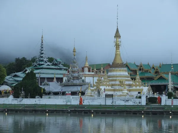 Mae Hong Son, Wat Chong Kham by Nong Chong Kham lake
