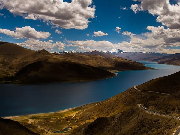 Yamdrok Lake (Yamzho Yumco) and the road from Kamba La