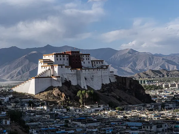 Shigatse, Shigatse Dzong above the city