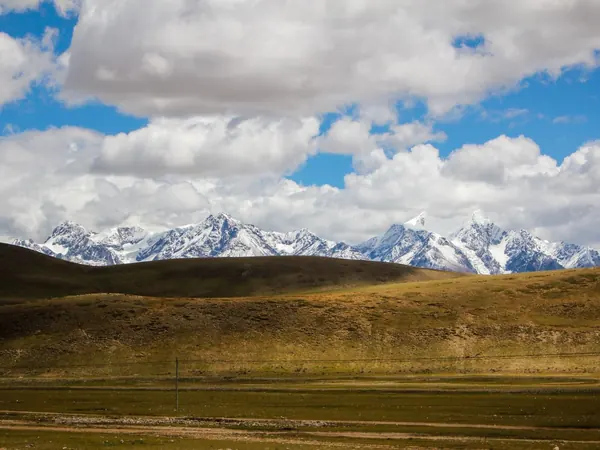 Damxung County, grasslands below the Nyenchen Tanglha range