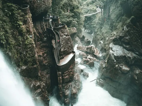 Pailรณn del Diablo waterfall, Baรฑos