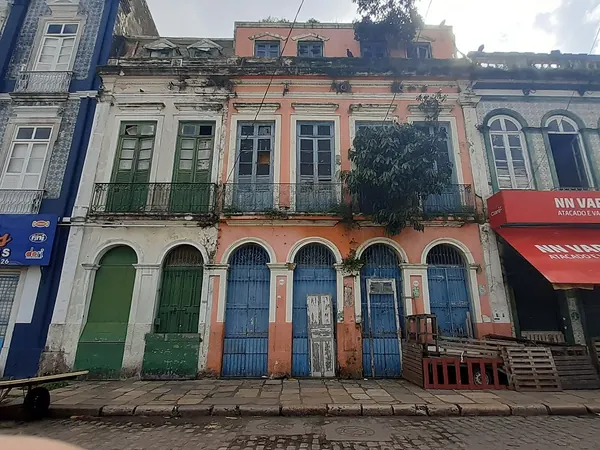 Belรฉm, tiled colonial facades by the Ver-o-Peso market